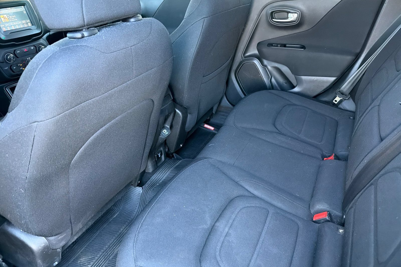 Used 2020 Jeep Renegade Latitude w/ Popular Equipment Group FWD image 12
