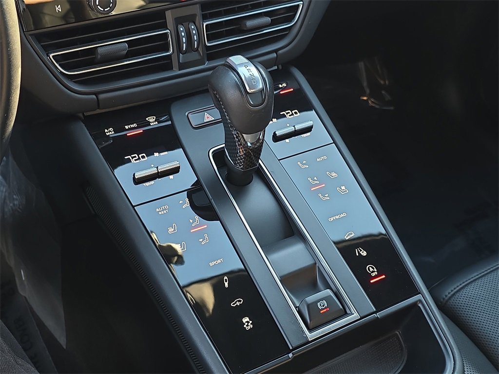 Certified 2024 Porsche Macan image 32