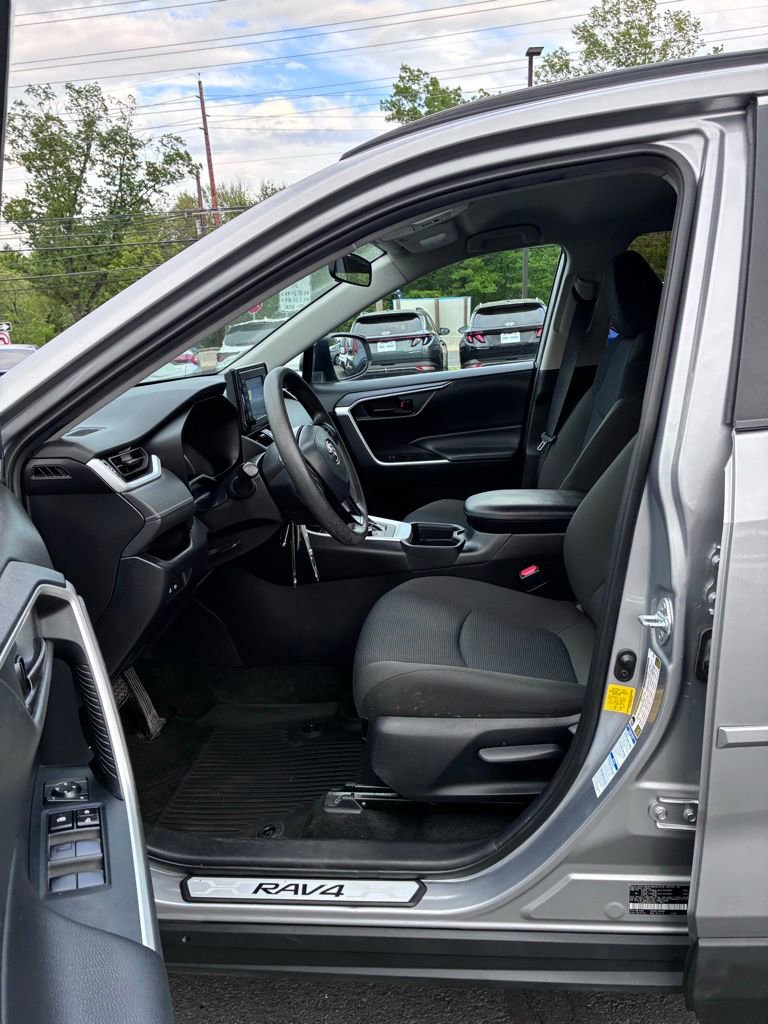 Used 2021 Toyota RAV4 LE AWD/4WD image 24