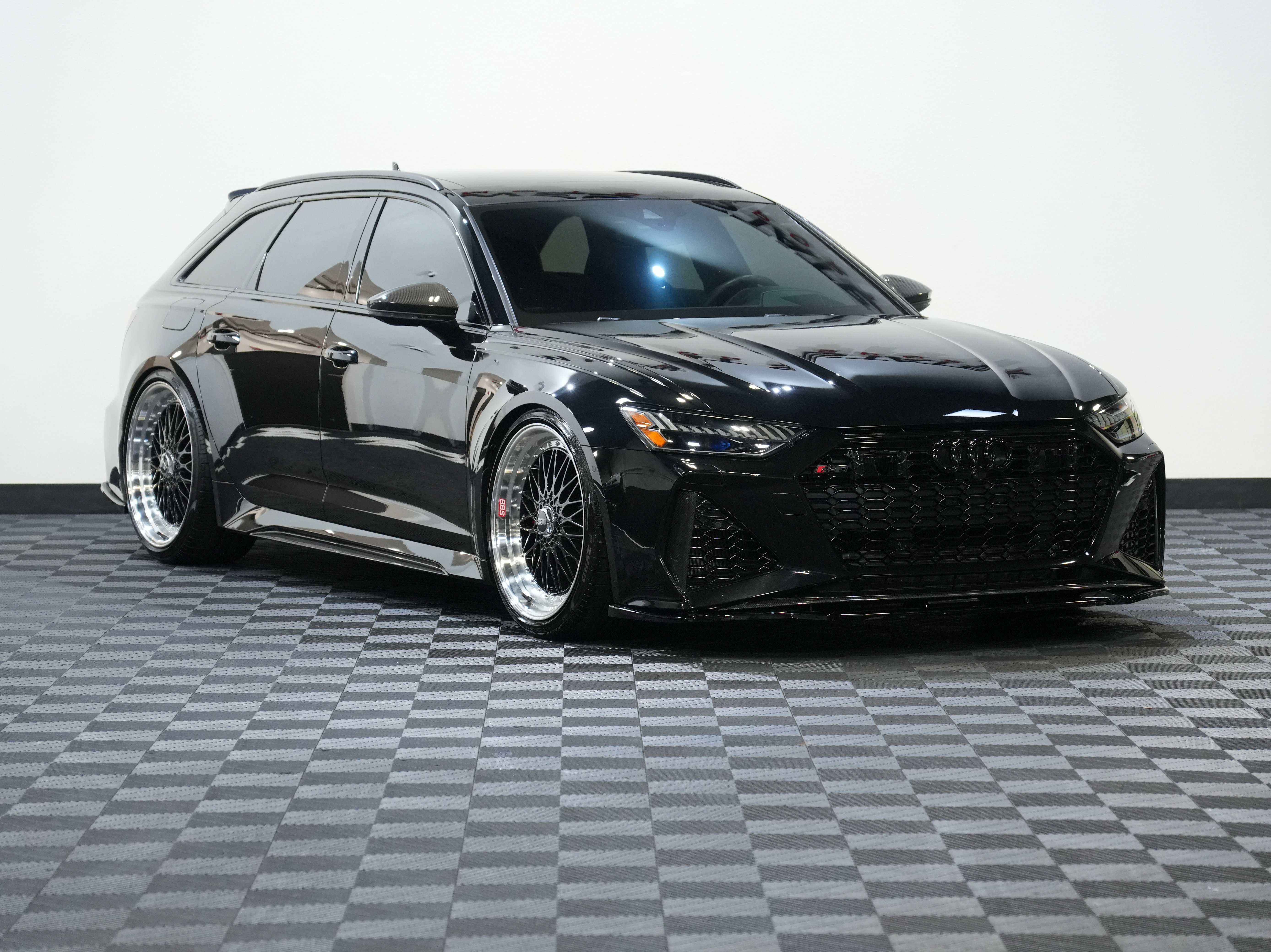 Used 2021 Audi RS 6 w/ Carbon Optic Package image 5