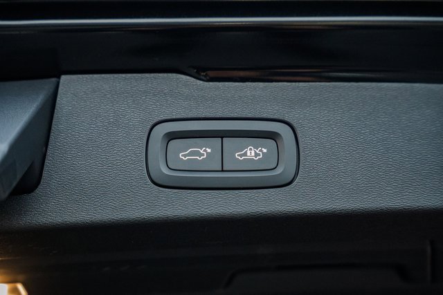 Used 2023 Volvo V60 B5 Cross Country Plus image 11