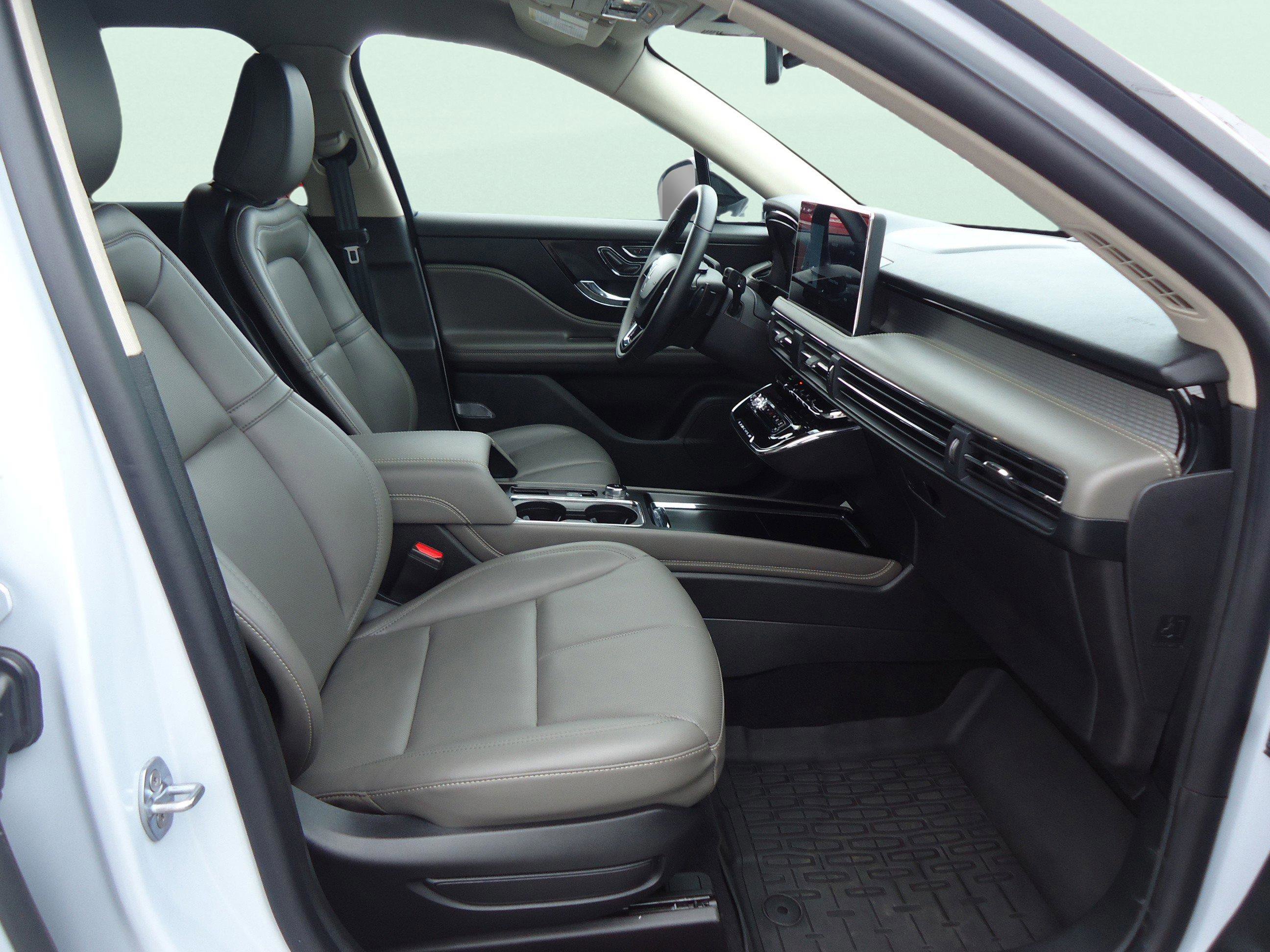 Used 2025 Lincoln Corsair AWD w/ Equipment Group 101A image 26