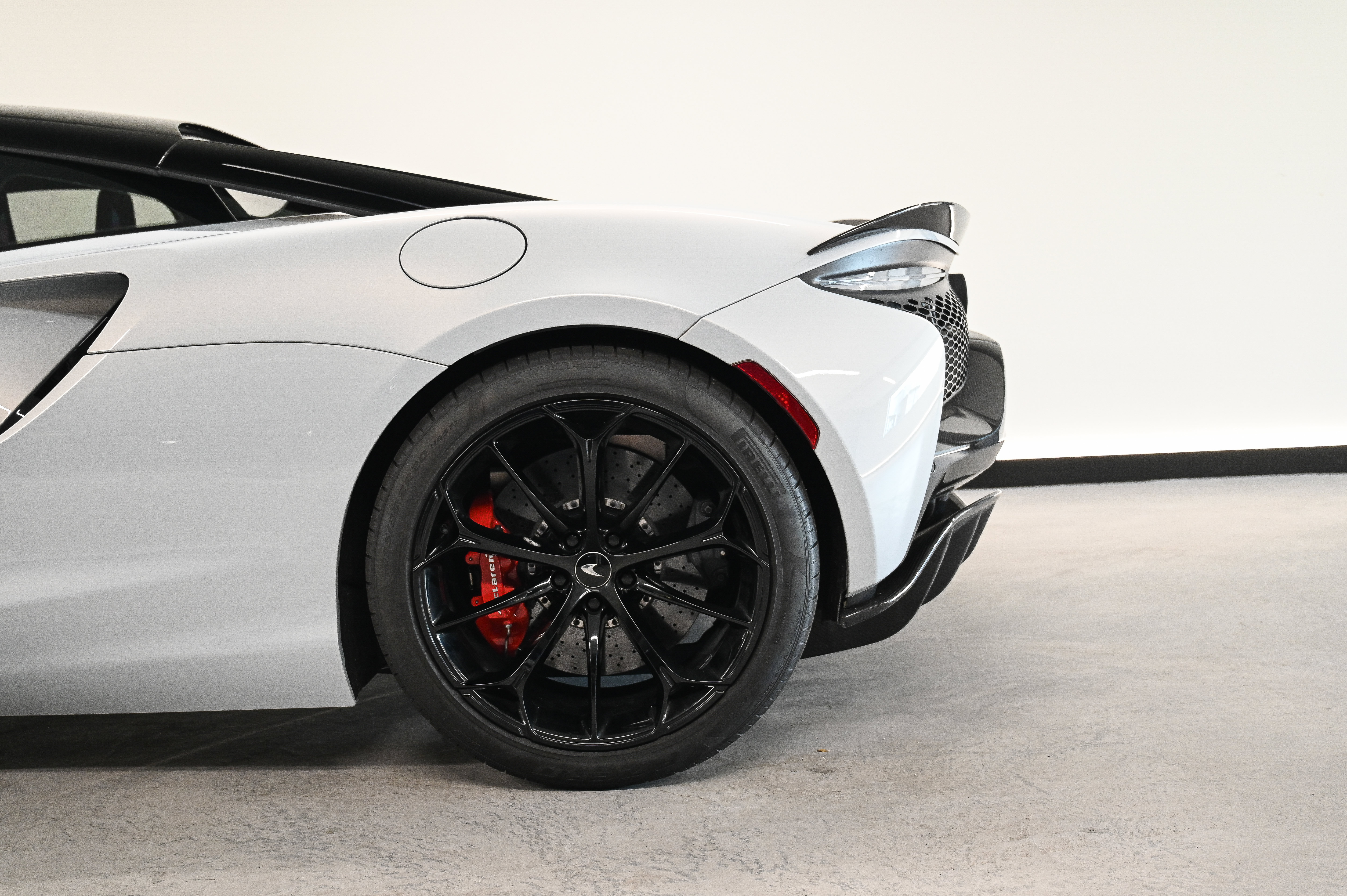 Used 2023 McLaren Artura RWD image 10