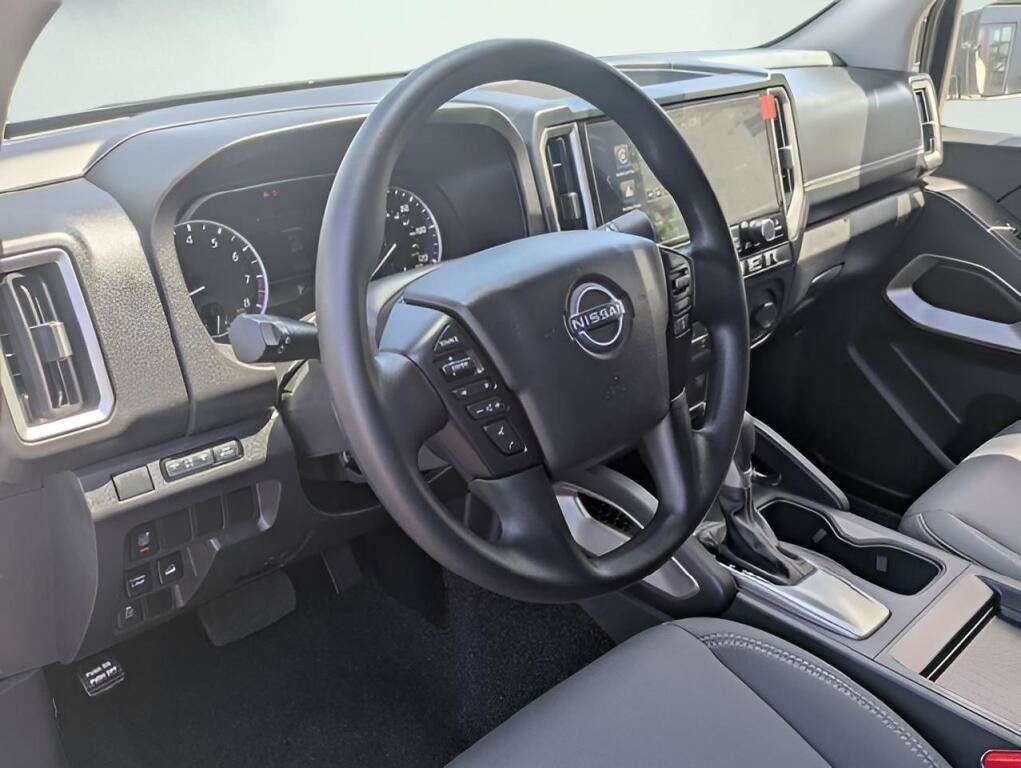 Used 2025 Nissan Frontier SV AWD/4WD image 9