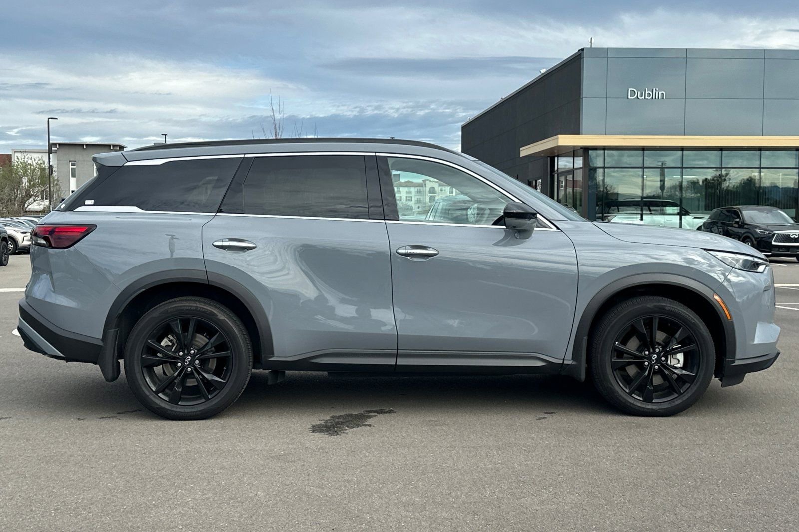 Certified 2025 INFINITI QX60 Luxe w/ Black Edition image 3