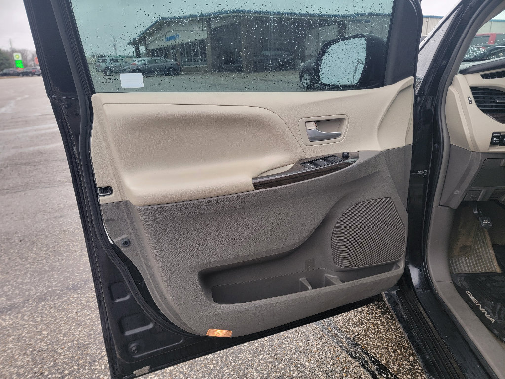 Used 2015 Toyota Sienna XLE w/ XLE Navigation Package image 9