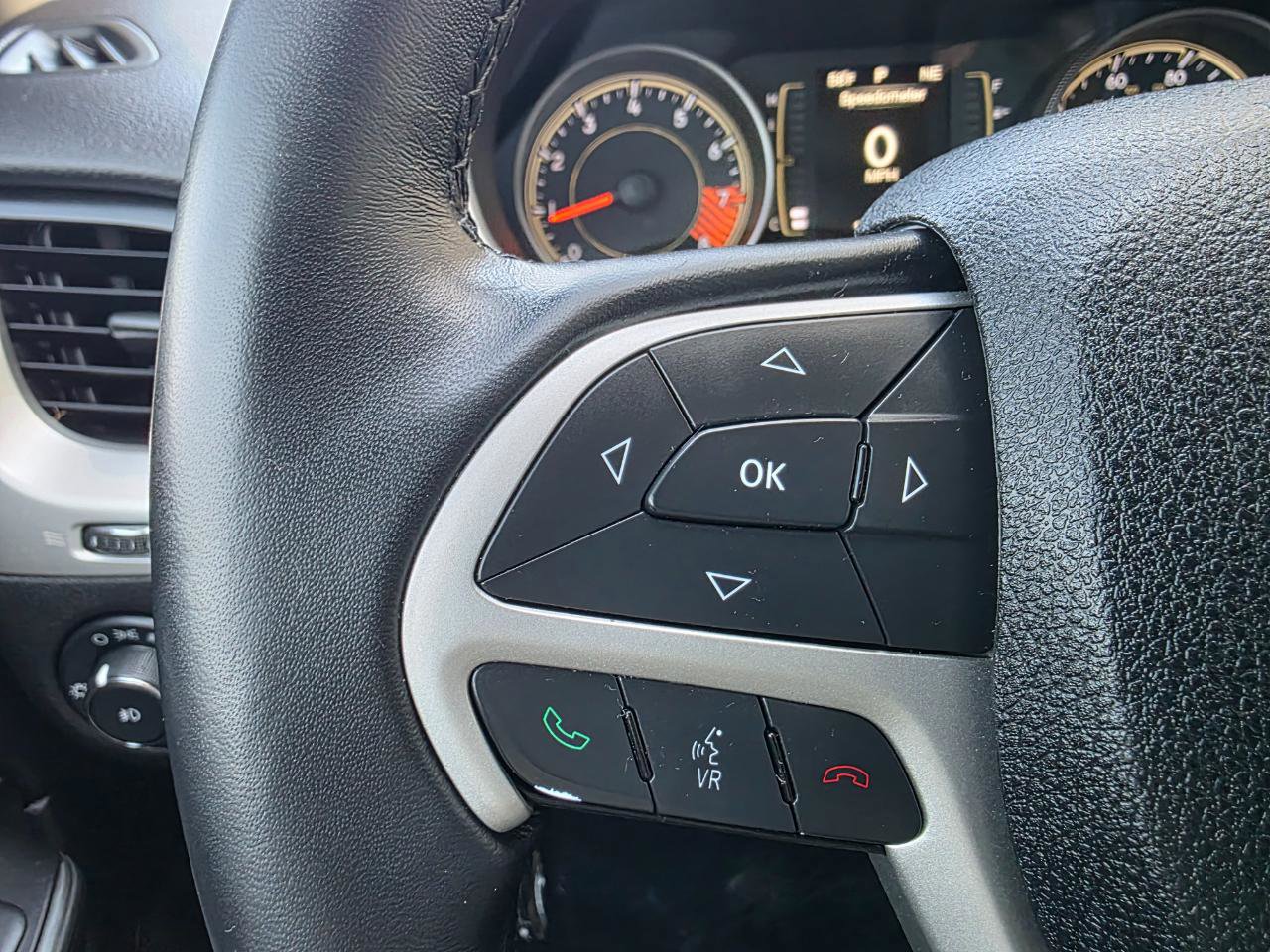 Used 2015 Jeep Cherokee Latitude w/ Comfort/Convenience Group AWD/4WD image 19