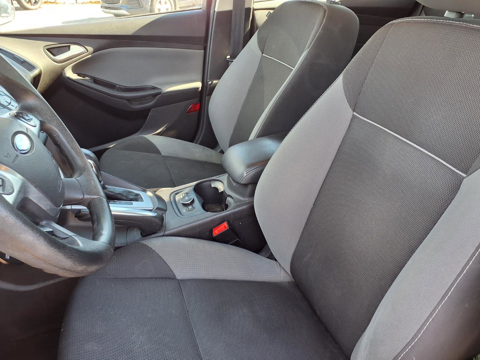 Used 2014 Ford Focus SE w/ SE Winter Package image 3