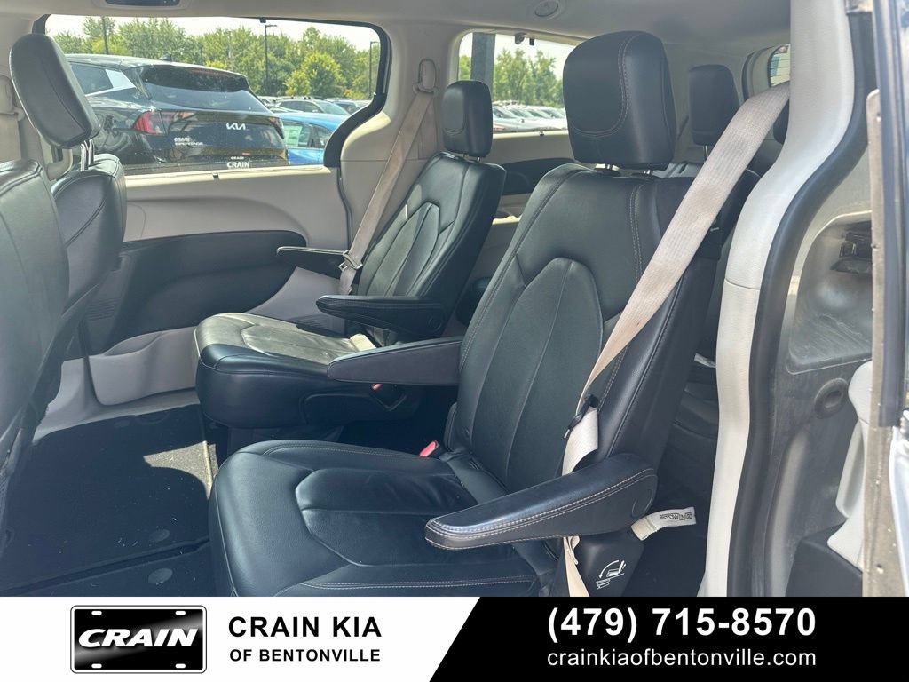 Used 2017 Chrysler Pacifica Touring-L FWD image 16