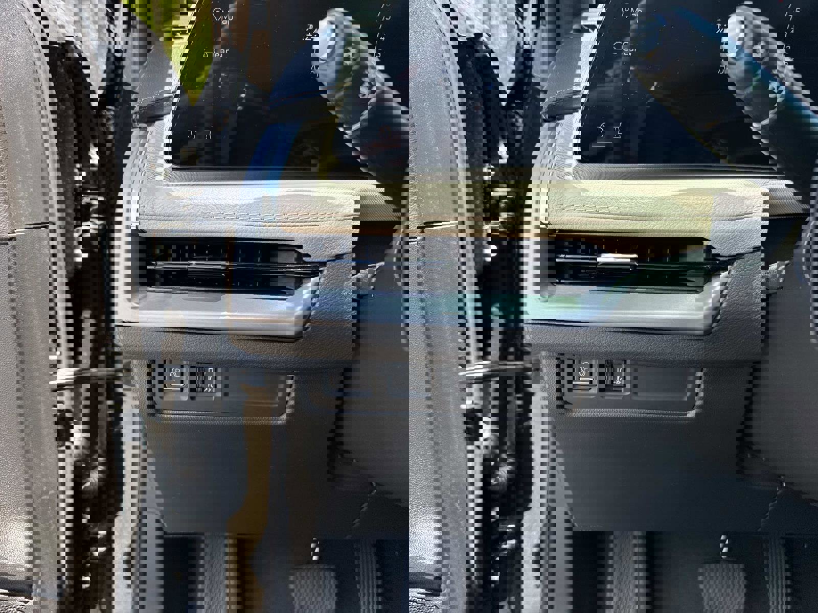 Used 2024 Cadillac XT4 Luxury w/ Cold Weather Package FWD image 32