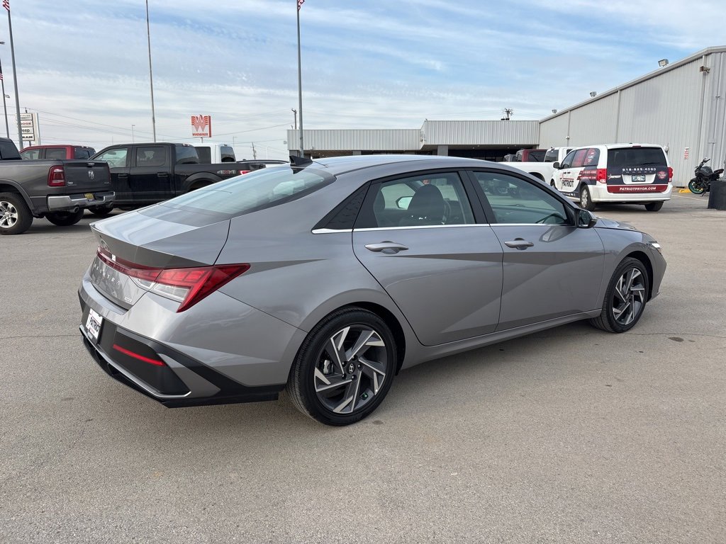 Used 2025 Hyundai Elantra Limited image 3