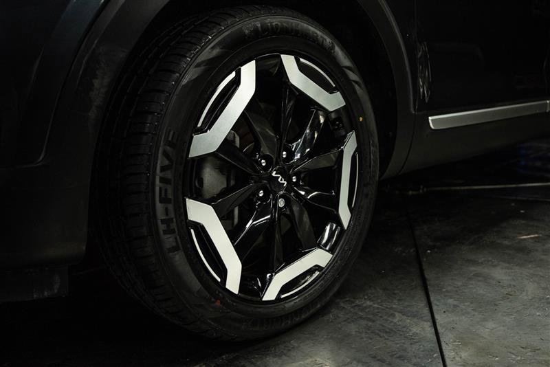 Used 2024 Kia Telluride EX w/ EX Captain's Chair Package image 3