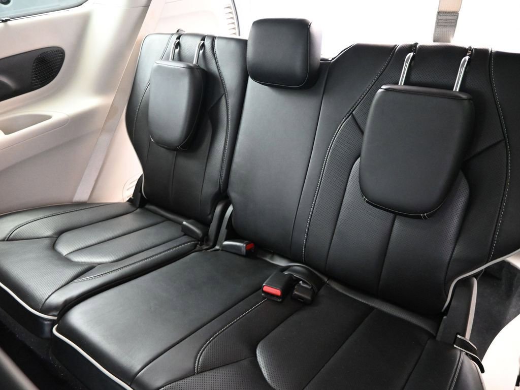 Used 2024 Chrysler Pacifica Limited image 13