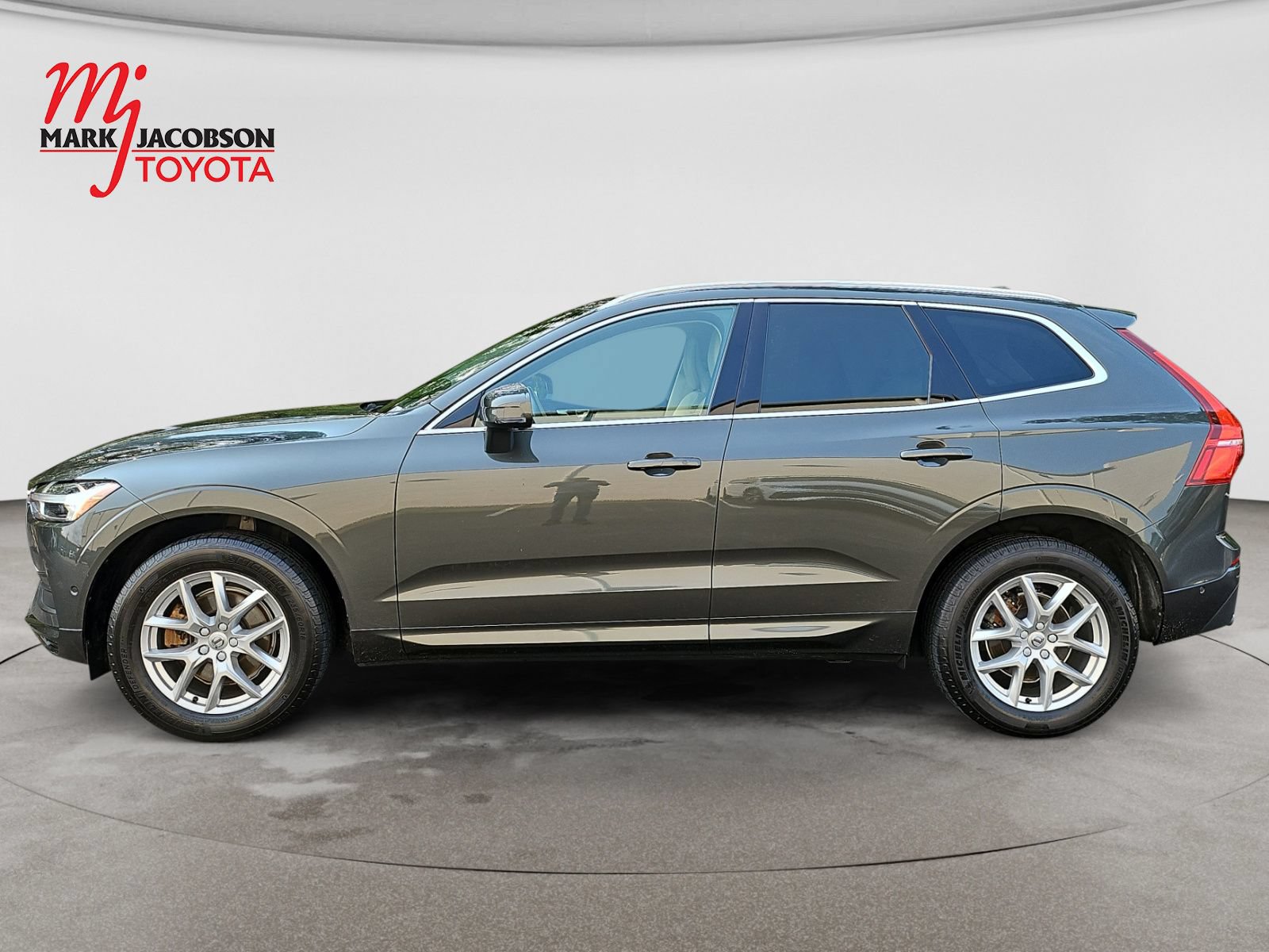 Used 2019 Volvo XC60 T5 Momentum w/ Premium Package FWD image 13