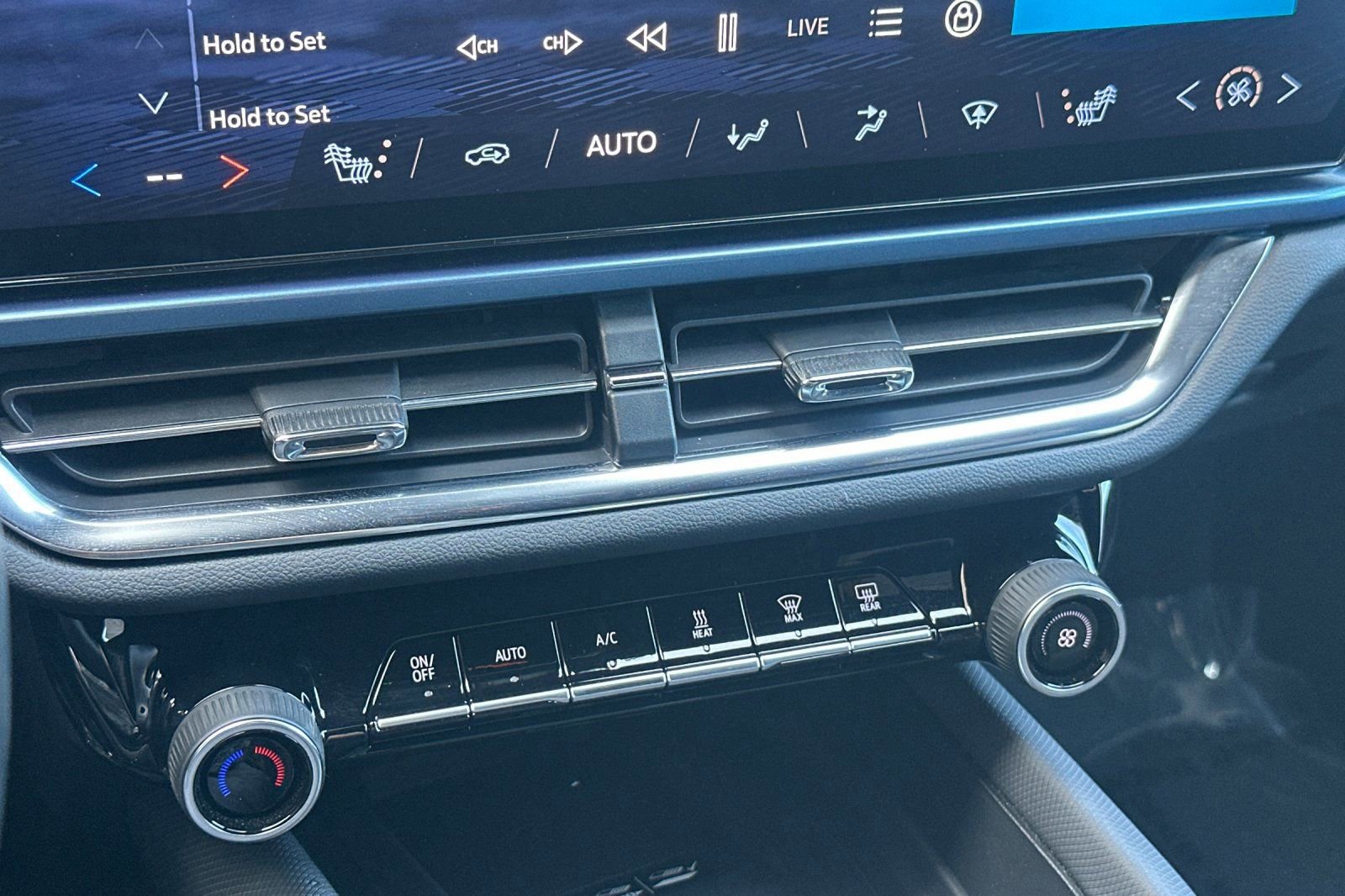 Used 2025 Chevrolet Equinox EV LT w/ Convenience Package image 21