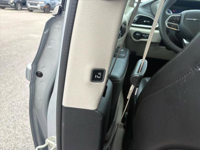 Used 2024 Chrysler Pacifica Touring-L image 21