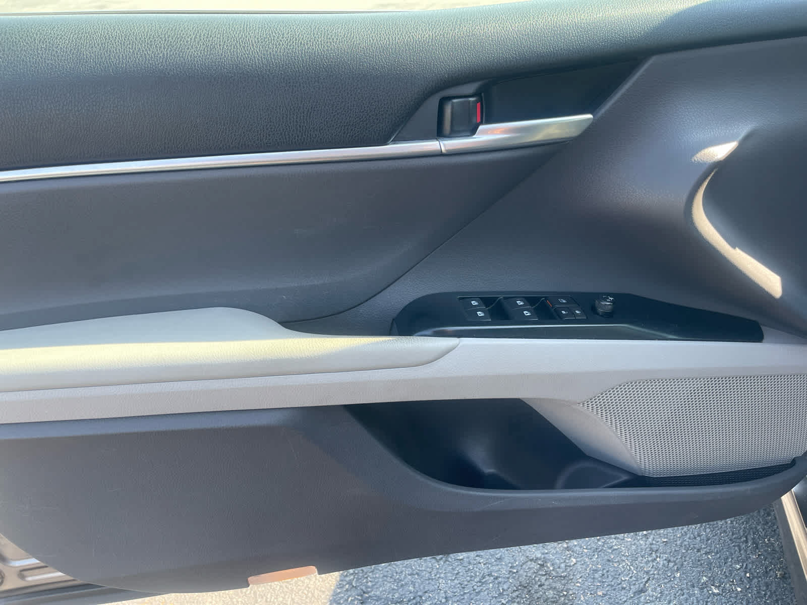 Used 2018 Toyota Camry SE w/ Convenience Package FWD image 8
