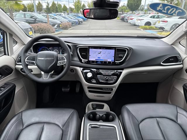 Used 2024 Chrysler Pacifica Touring-L FWD image 27