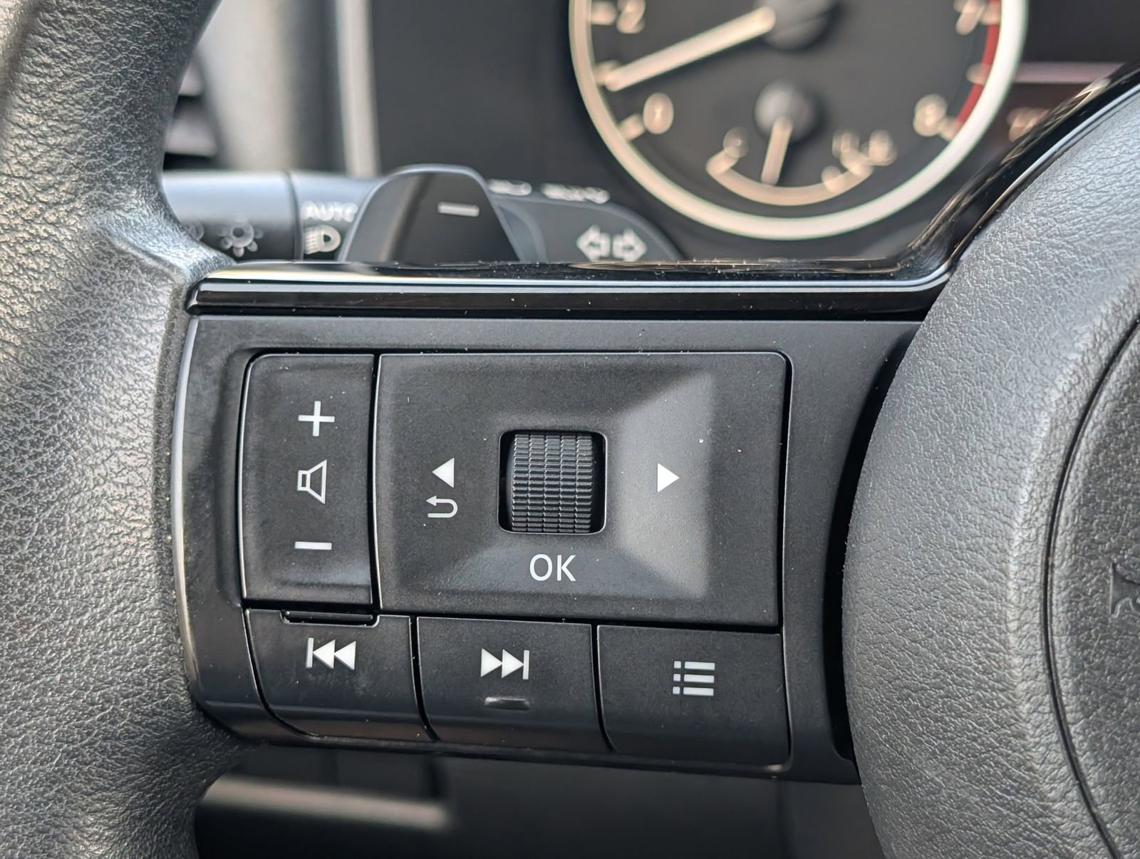 Used 2023 Nissan Rogue SV image 22