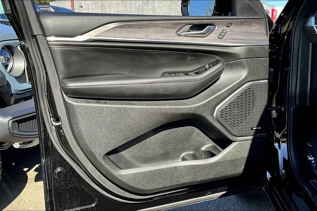 New 2025 Jeep Grand Cherokee L Overland w/ Luxury Tech Group IV image 22