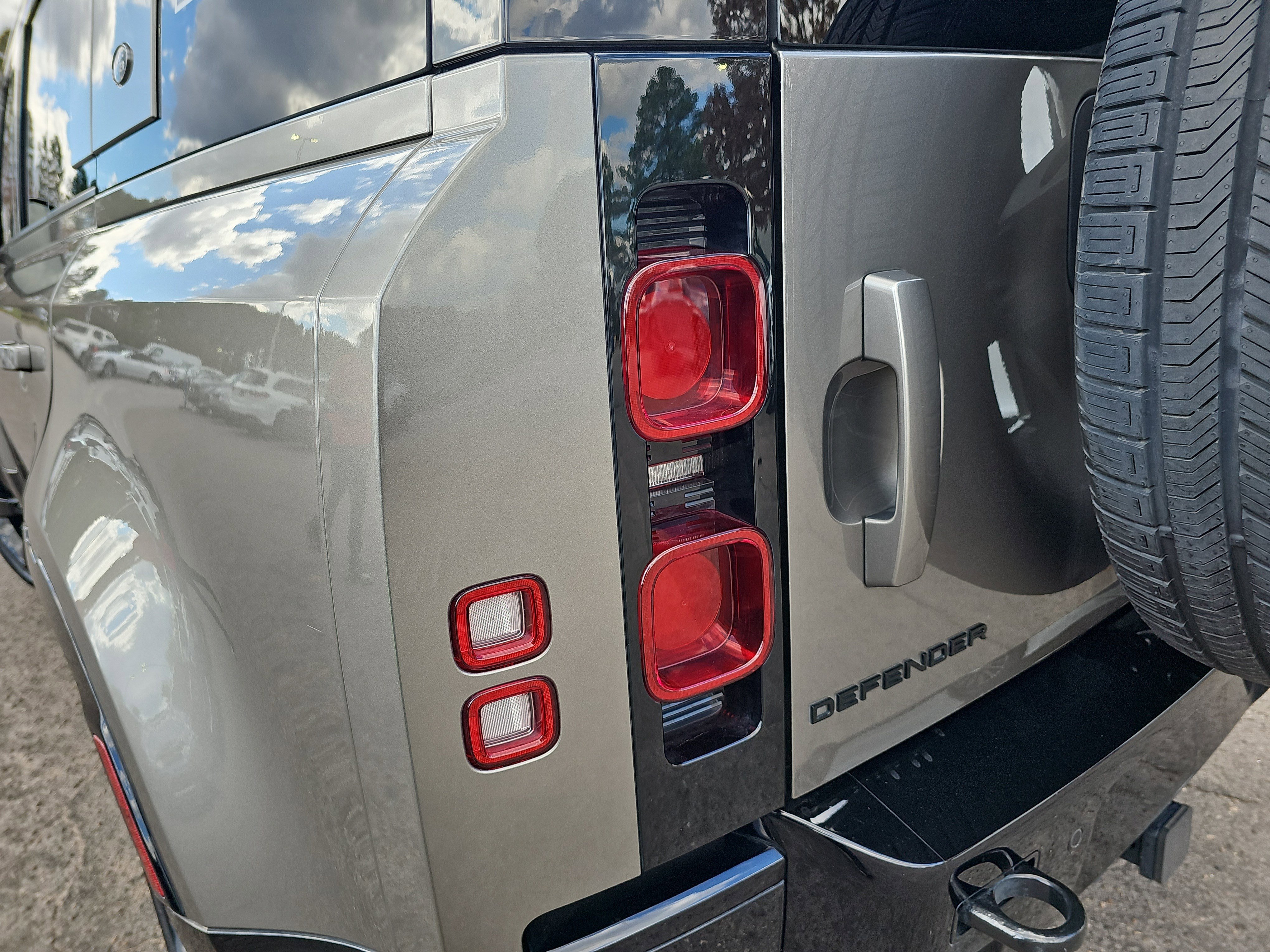 Used 2024 Land Rover Defender 110 X-Dynamic SE image 36