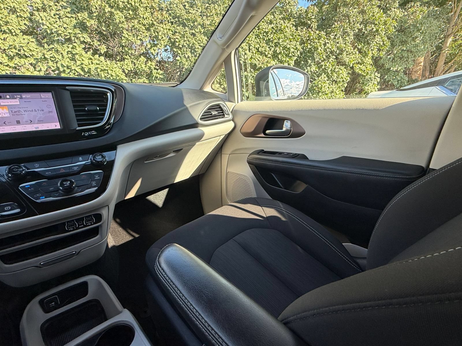 Used 2024 Chrysler Voyager LX FWD image 37
