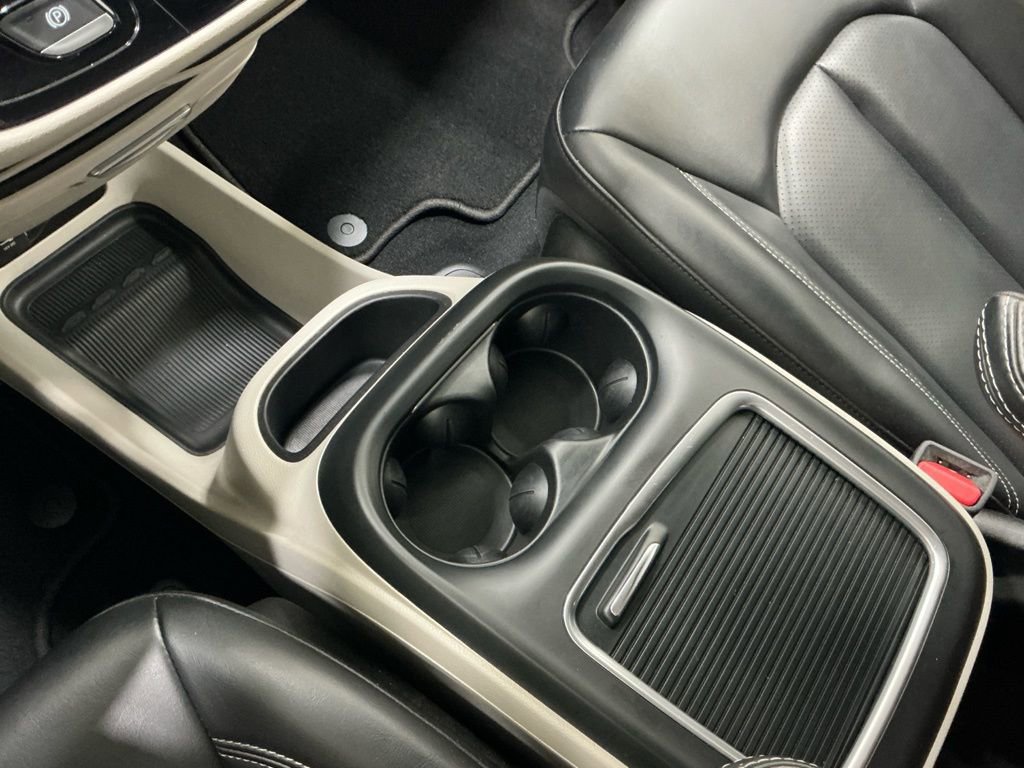 Used 2023 Chrysler Pacifica Touring-L image 13