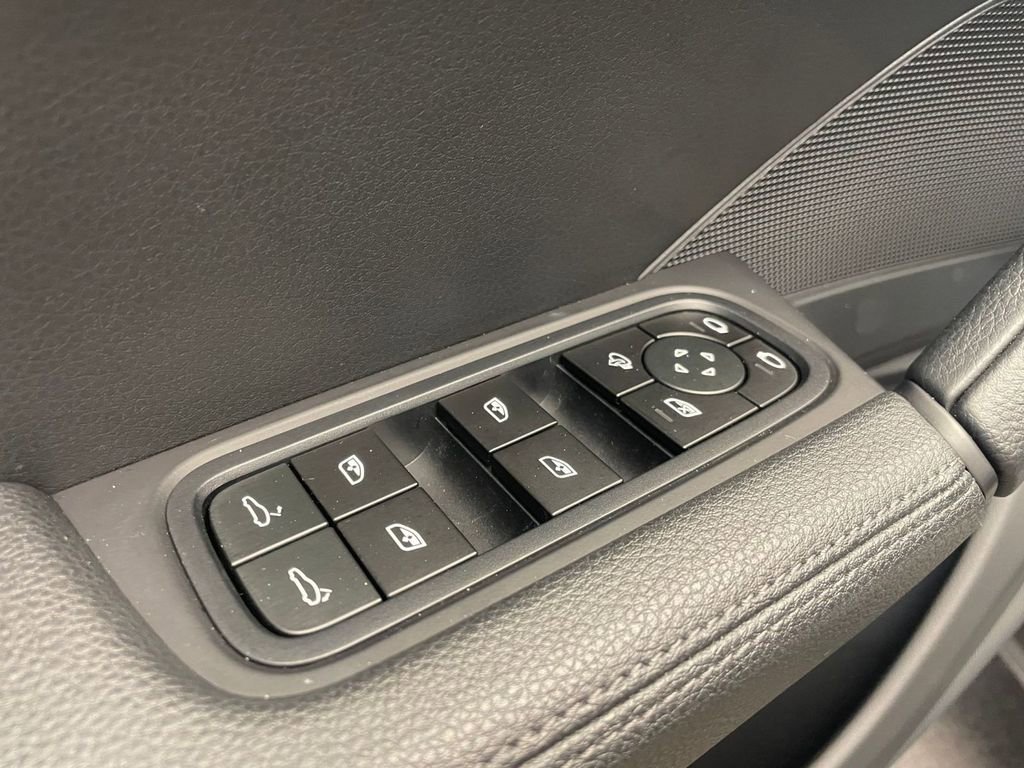 Used 2025 Porsche Cayenne image 19