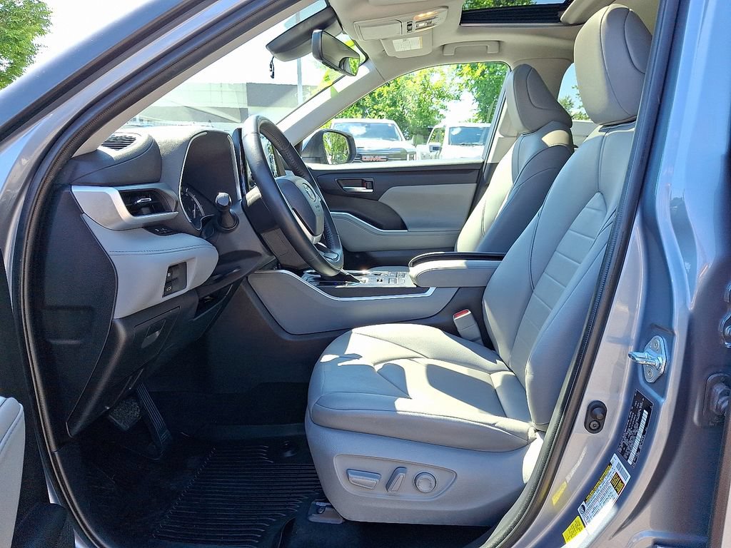 Used 2022 Toyota Highlander XLE AWD/4WD image 14