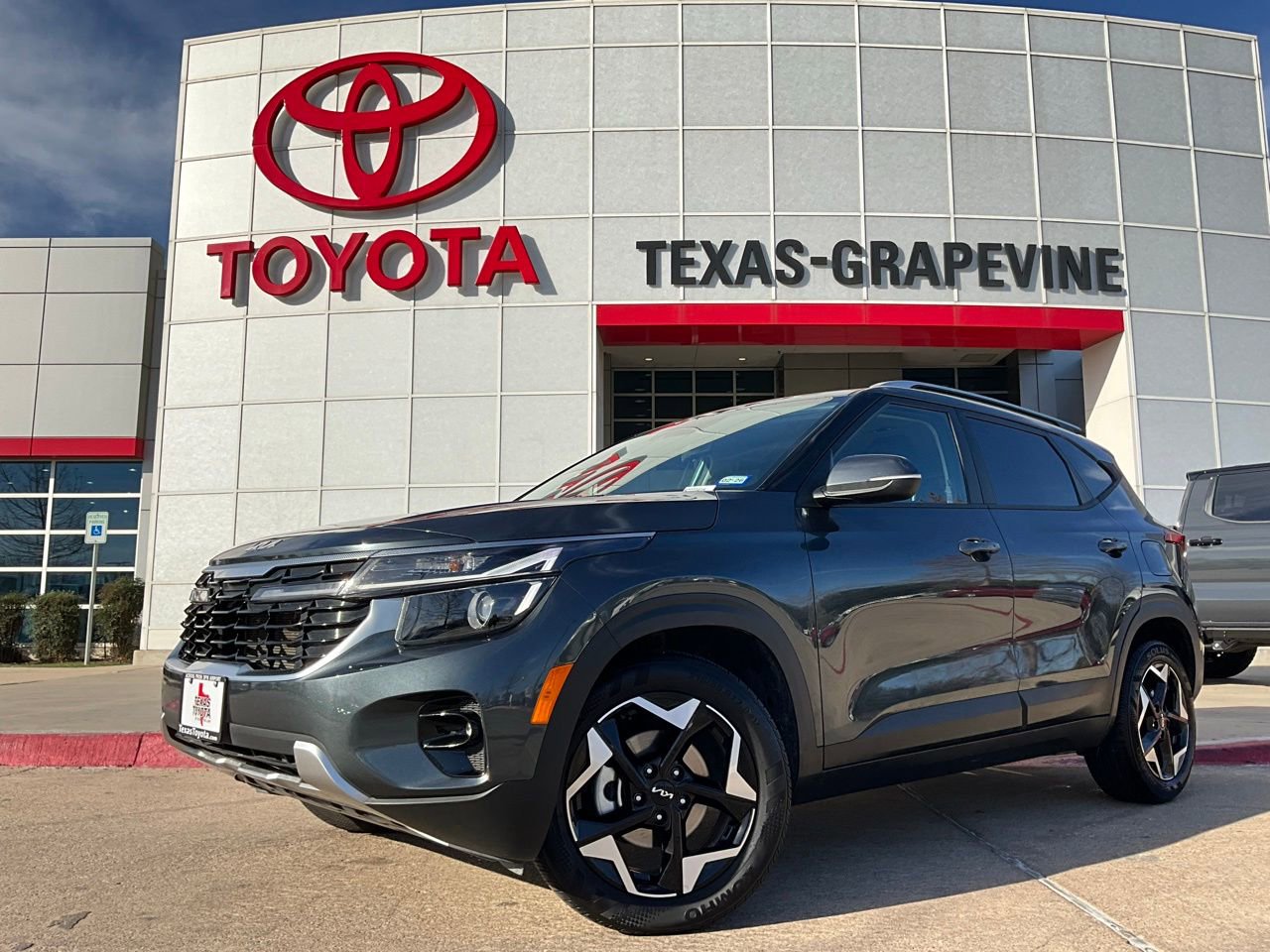 Used 2025 Kia Seltos S image 2