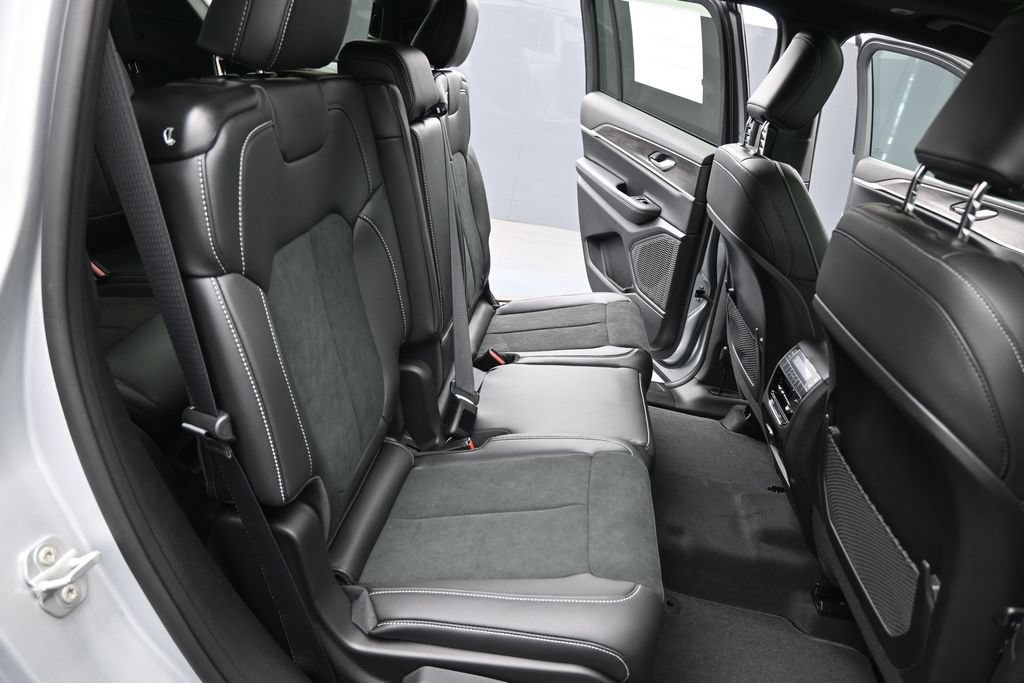 New 2026 Jeep Grand Cherokee L 2WD image 25