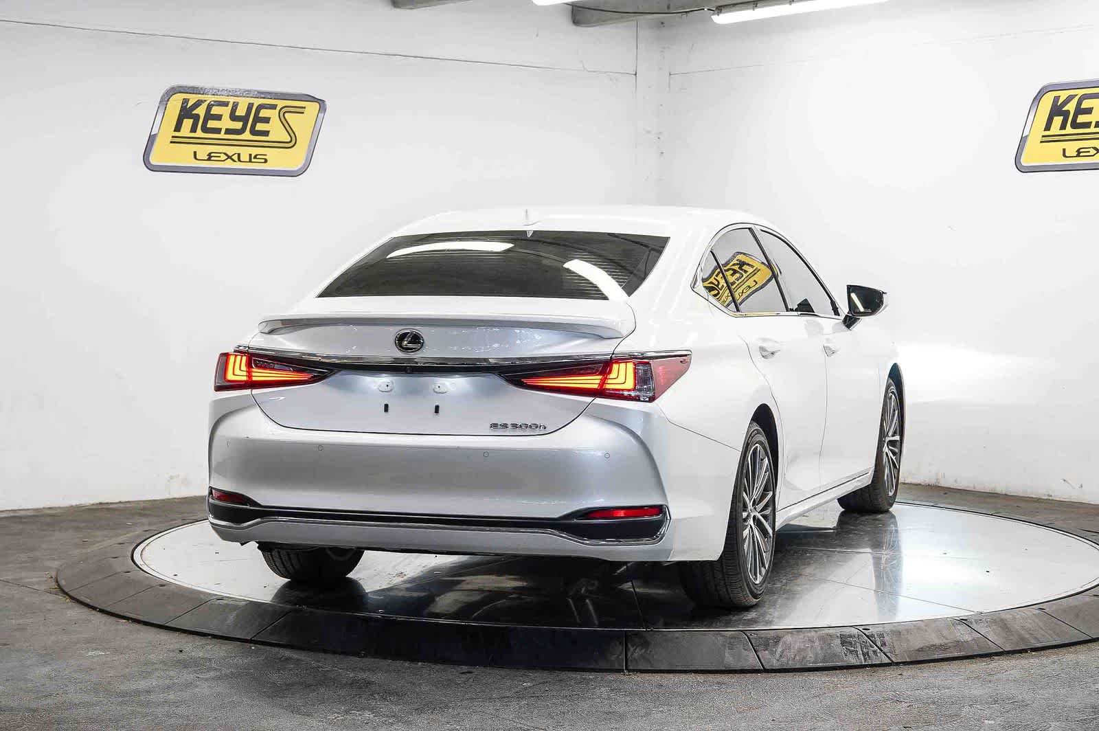 Used 2025 Lexus ES 300h w/ Premium Package FWD image 4