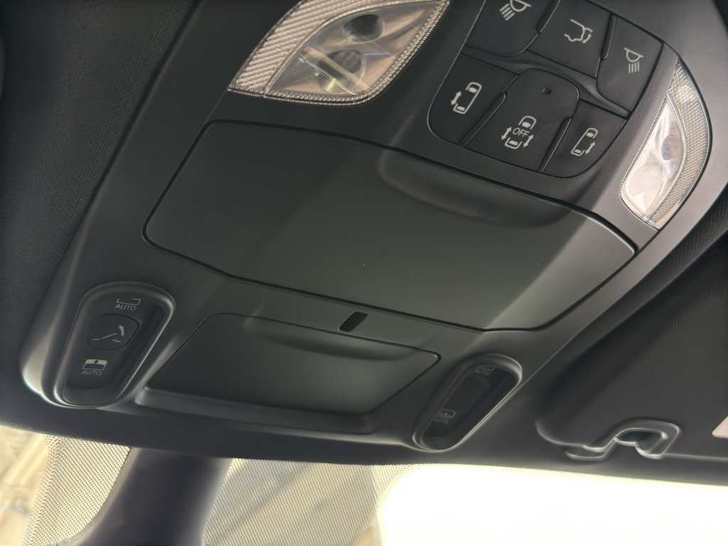 Used 2025 Chrysler Pacifica Limited FWD image 35