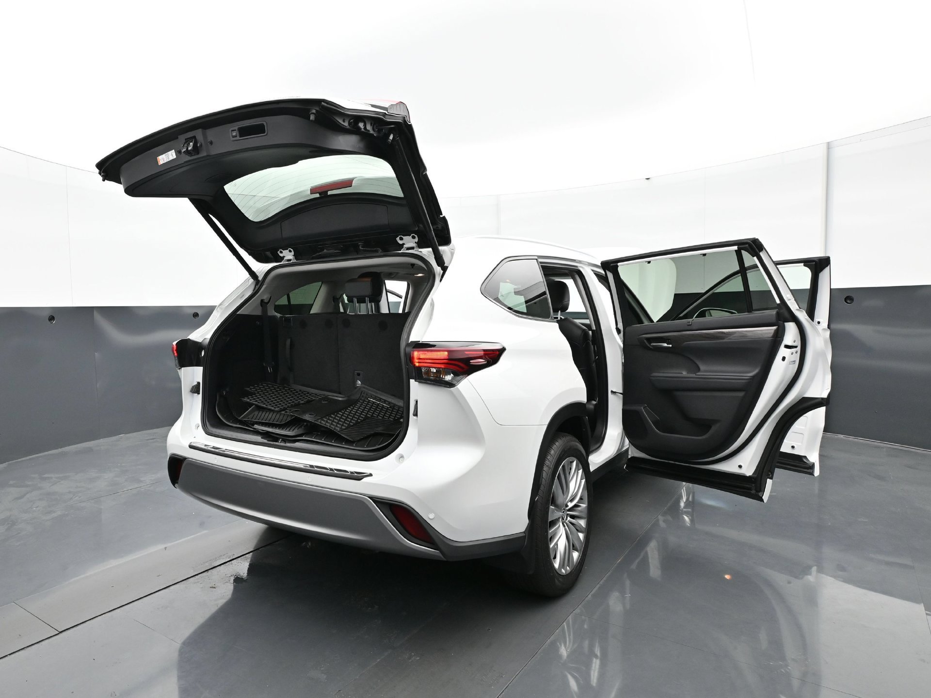 Used 2025 Toyota Highlander Platinum AWD/4WD image 42