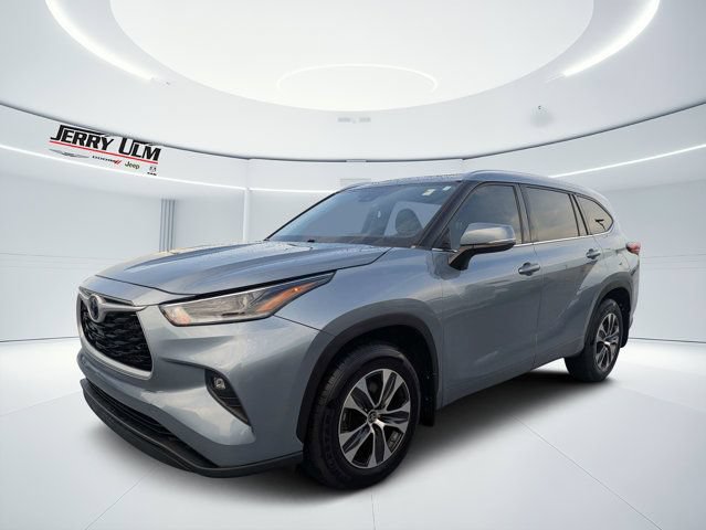 Used 2021 Toyota Highlander XLE AWD/4WD image 6