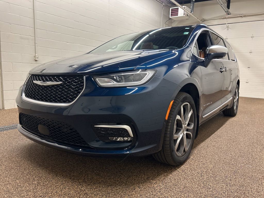 Used 2024 Chrysler Pacifica Pinnacle w/ Trailer Tow Group AWD/4WD image 5