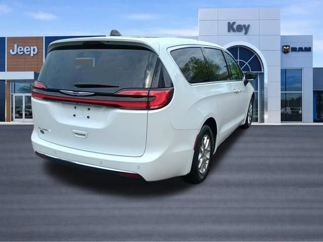 Used 2024 Chrysler Pacifica Touring FWD image 5