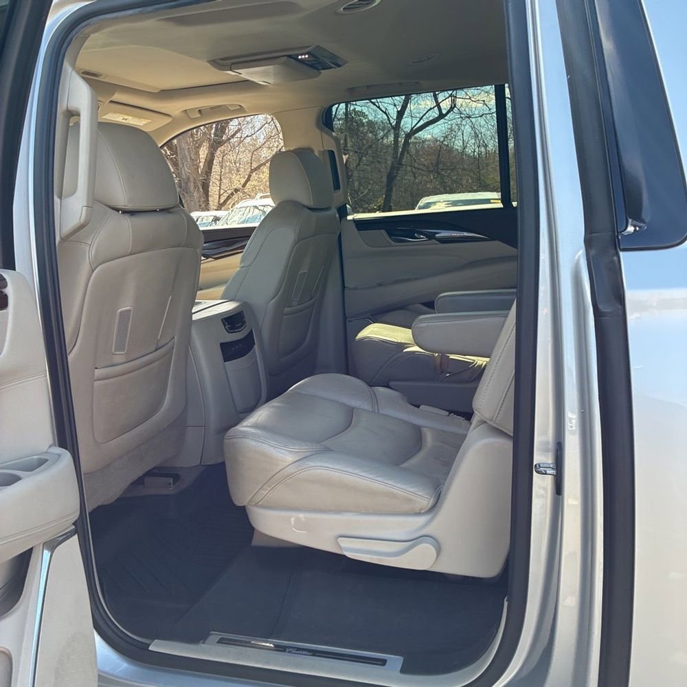 Used 2017 Cadillac Escalade ESV Luxury image 17