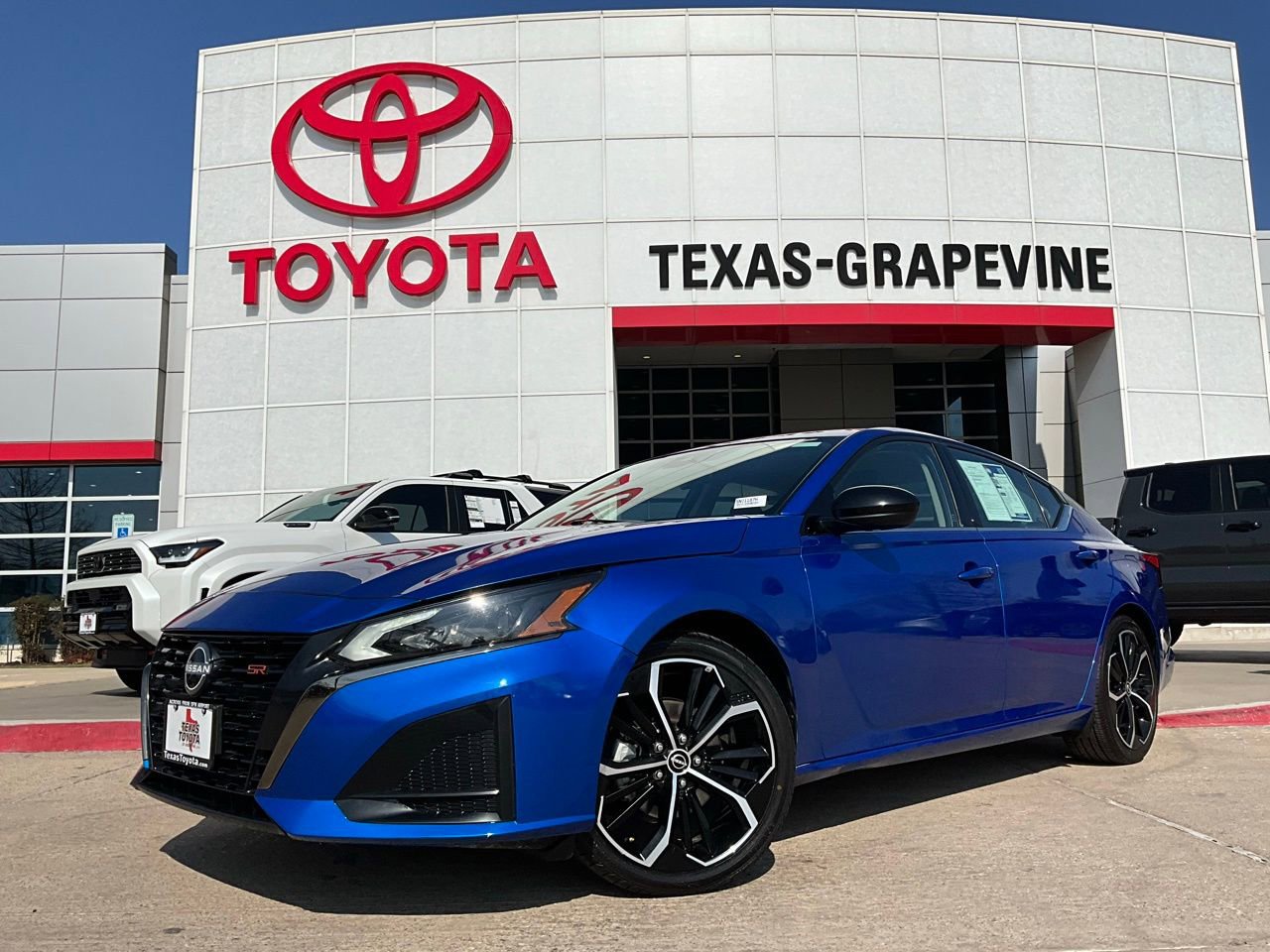 Used 2025 Nissan Altima 2.5 SR image 2