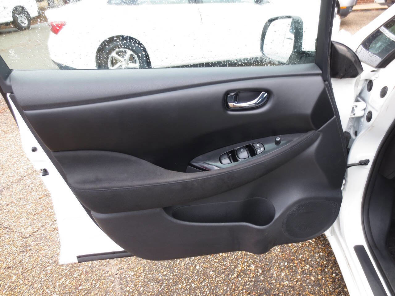 Used 2016 Nissan Leaf SV image 9