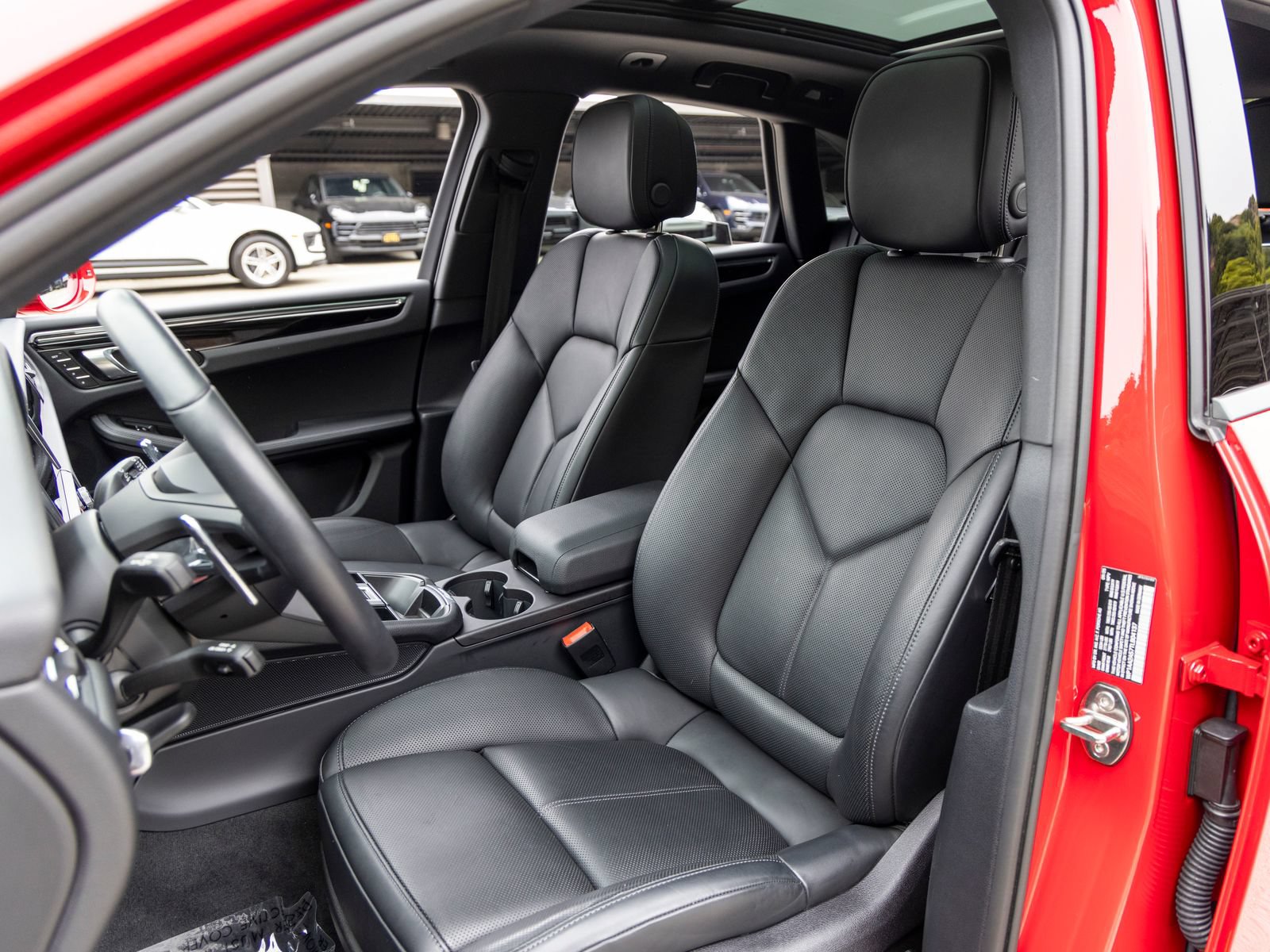 Certified 2026 Porsche Macan AWD/4WD image 5