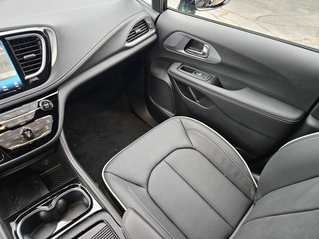 New 2026 Chrysler Pacifica Limited w/ S Appearance Package image 13