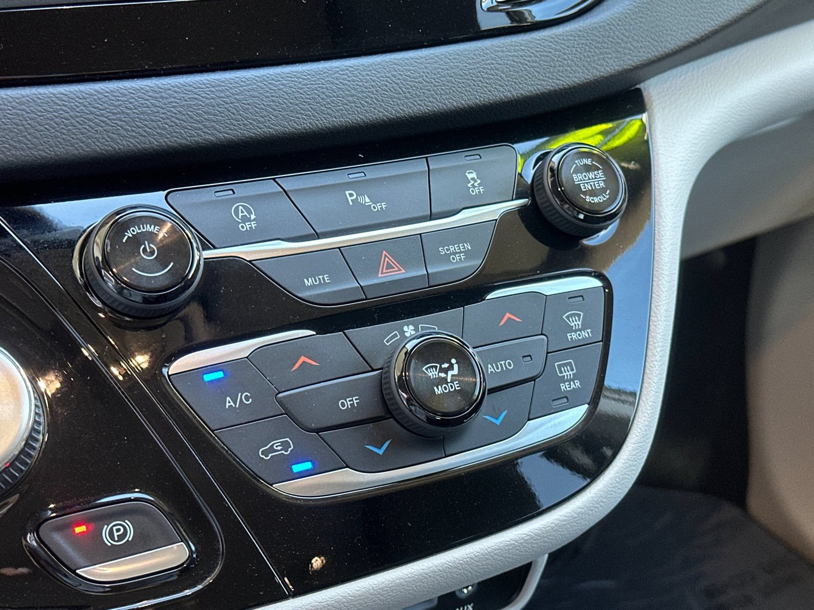 Used 2019 Chrysler Pacifica Touring Plus w/ Tire & Wheel Group FWD image 21