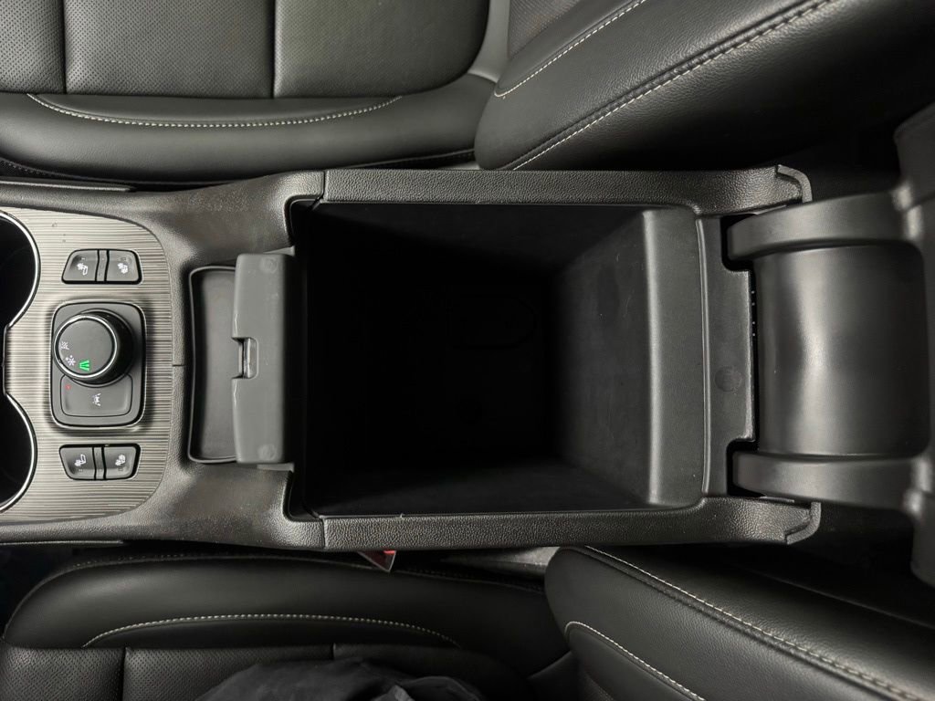 Used 2023 GMC Acadia SLT image 32