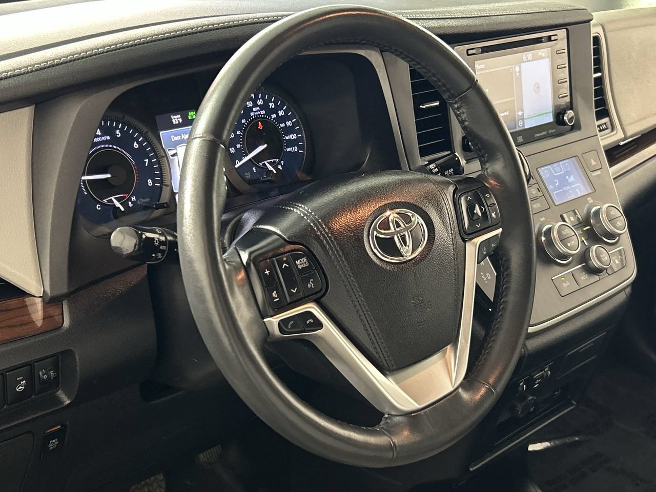 Used 2020 Toyota Sienna Limited Premium w/ Carpet Mat Package FWD image 14