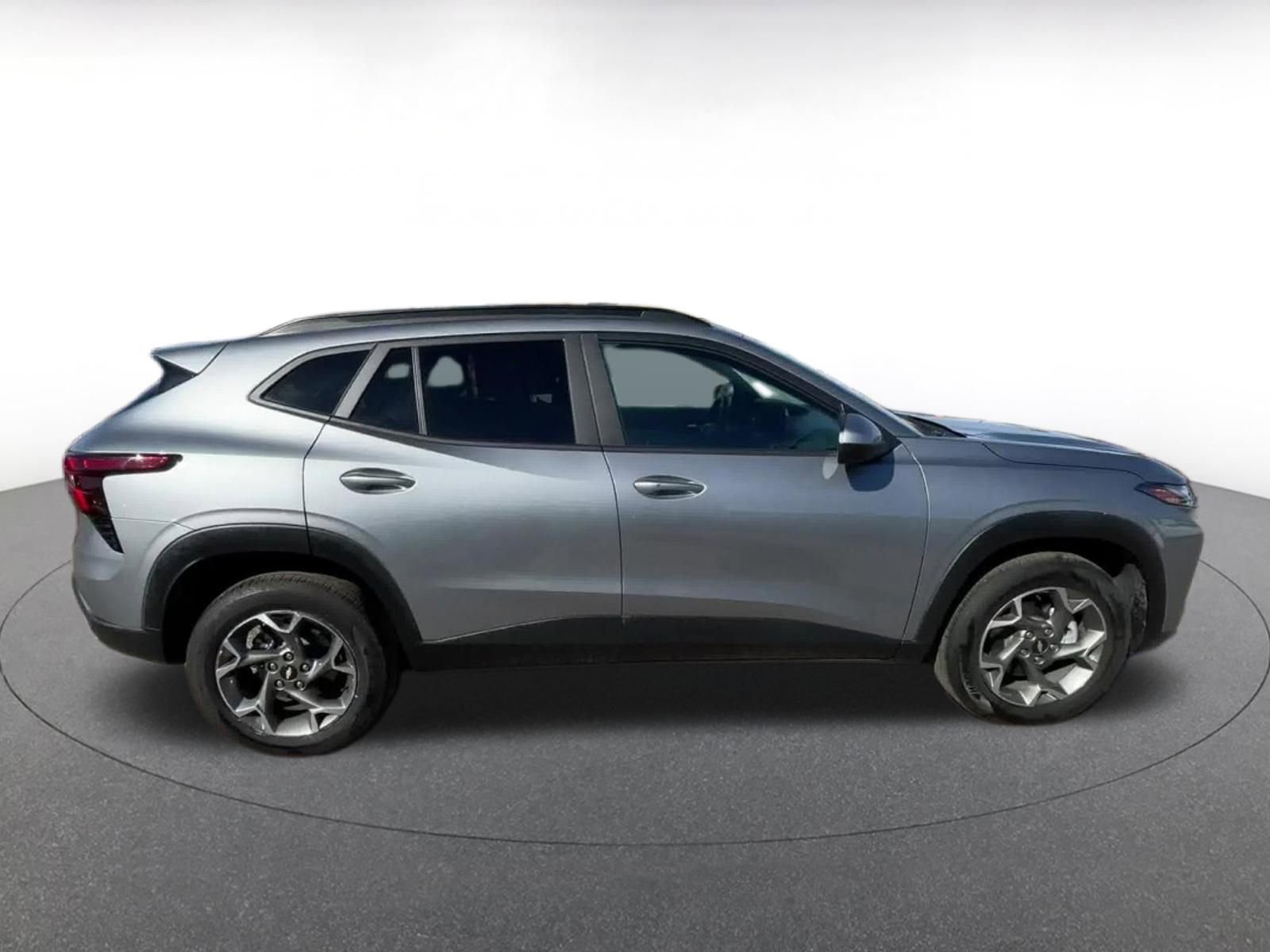Used 2025 Chevrolet Trax LT w/ LT Convenience Package FWD image 16