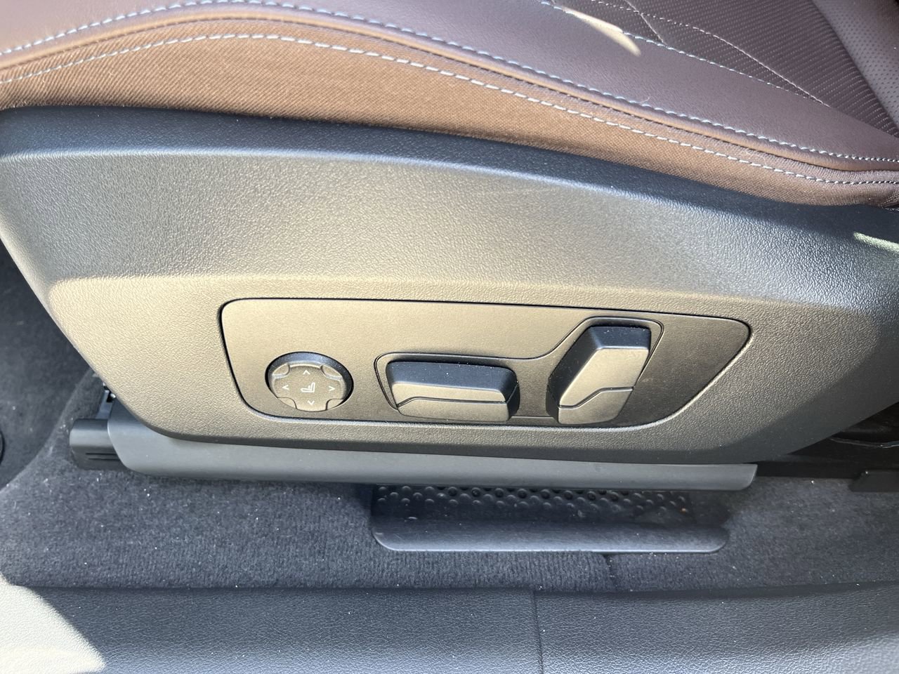 Certified 2025 BMW X2 xDrive28i image 15
