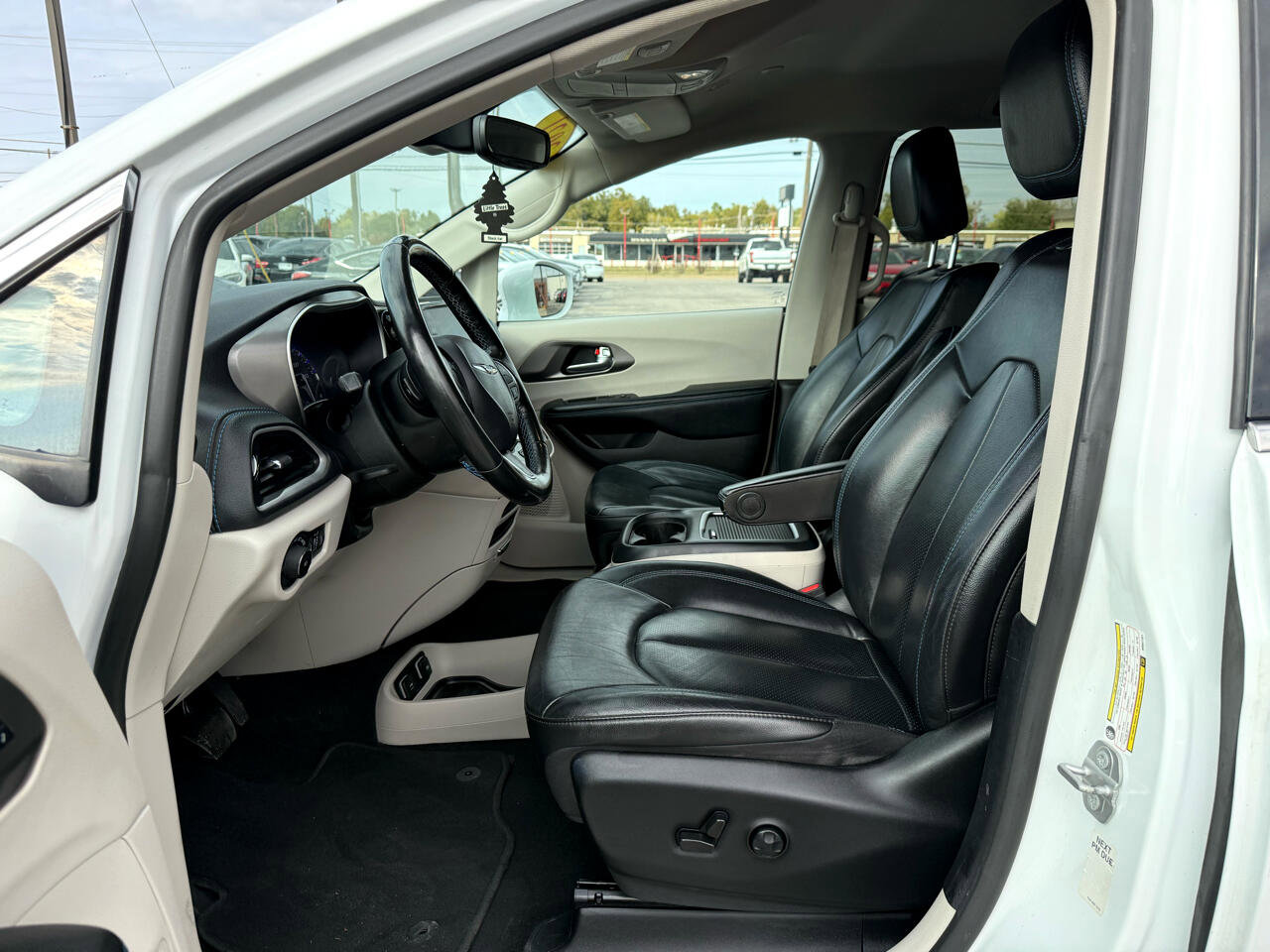 Used 2021 Chrysler Pacifica Touring-L image 11