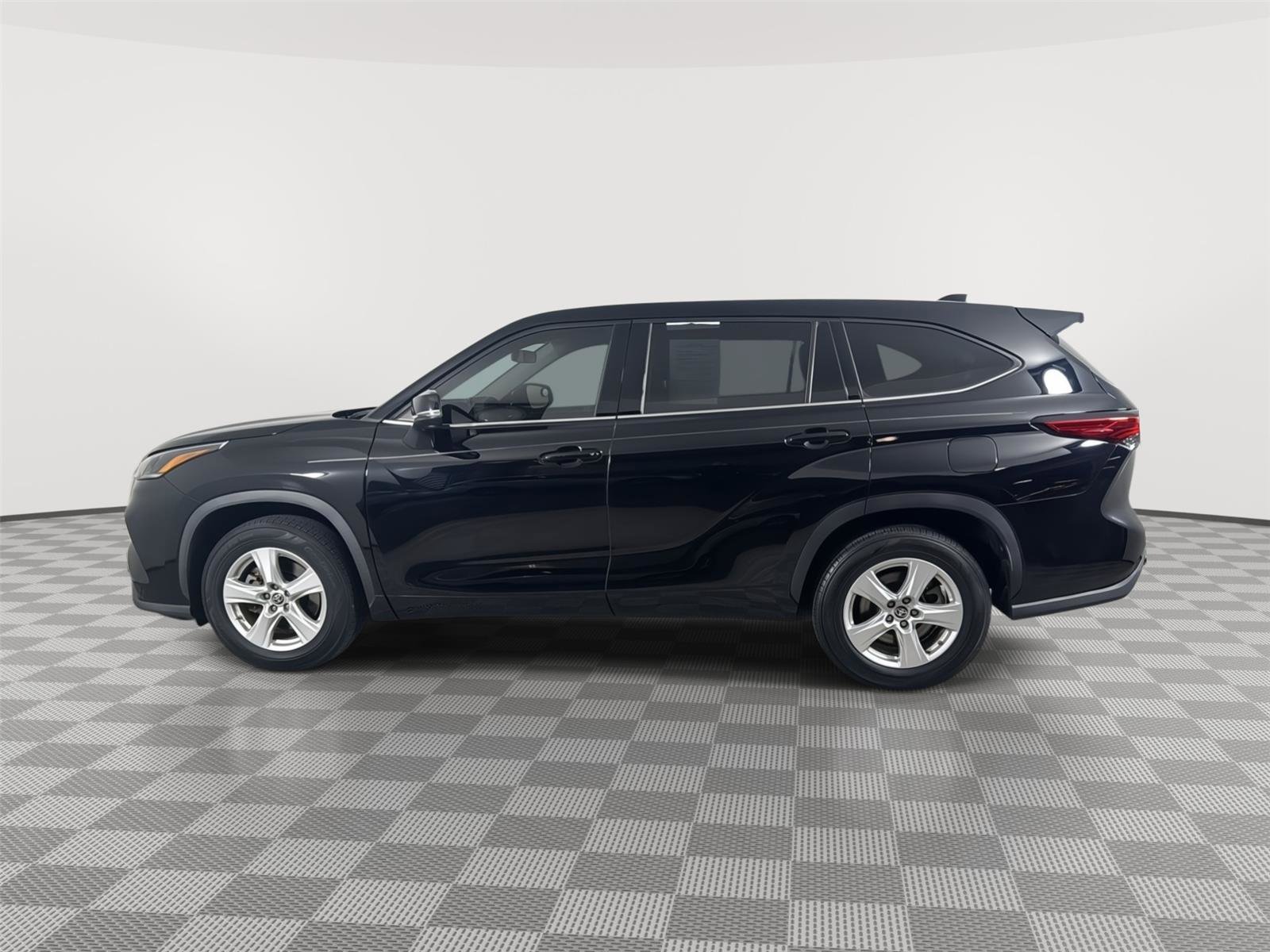 Used 2021 Toyota Highlander L image 4