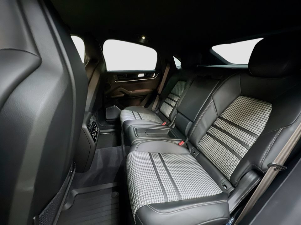 Certified 2026 Porsche Cayenne Turbo AWD/4WD image 23